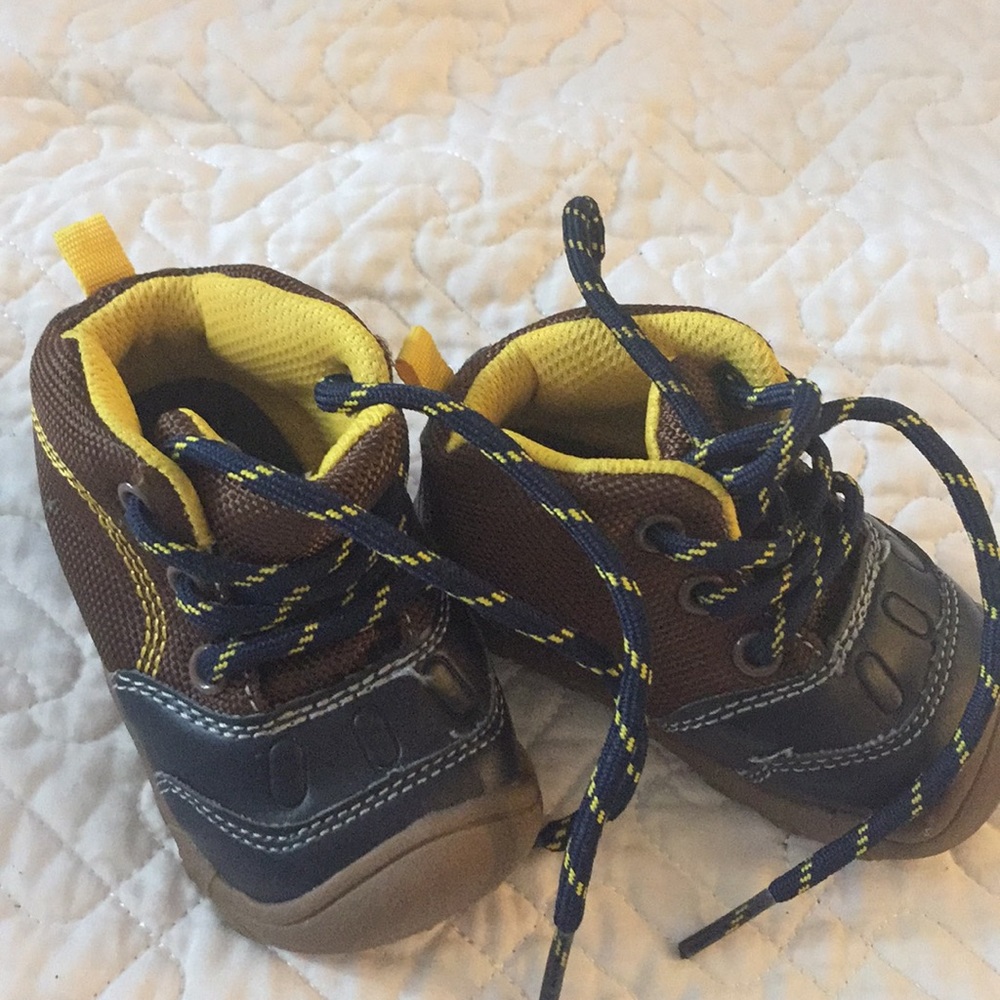 Carter's shoes size 3